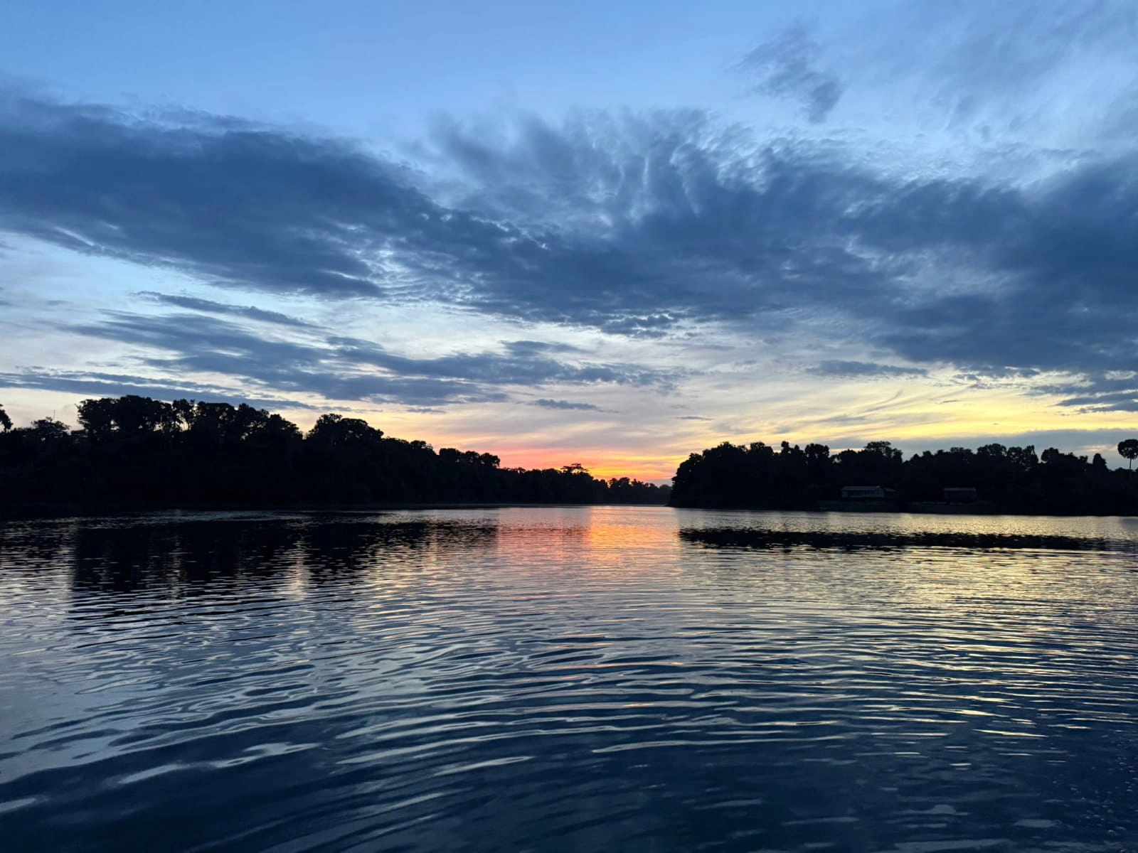 Atardecer sobre el río durante una expedición en Pacaya Samiria