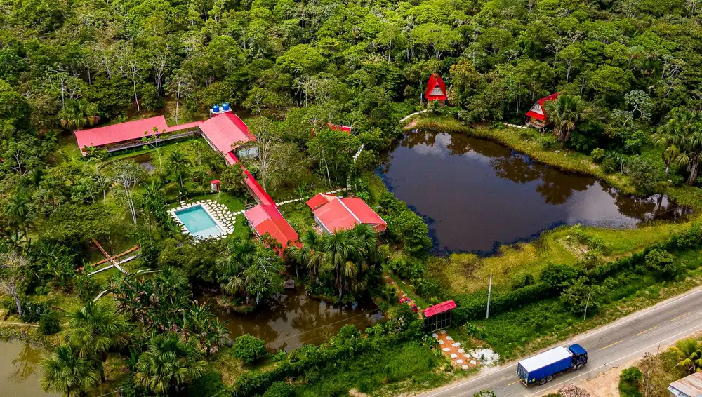 Purachata Ecolodge, sus bungalows y la laguna rodeados de bosque