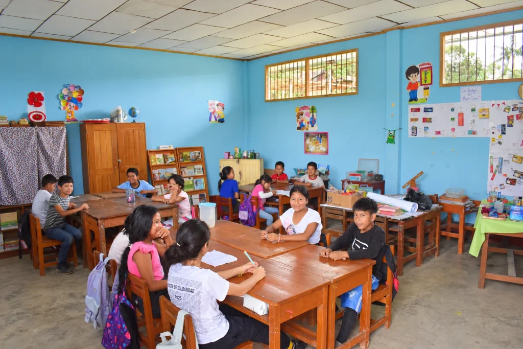 Niños en un aula del colegio 10 de Octubre, proyecto solidario apoyado por Purachata