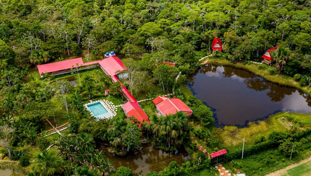 Vista aérea de PuraChata, sus alojamientos, piscina y lagunas rodeados de selva amazónica cerca de Iquitos